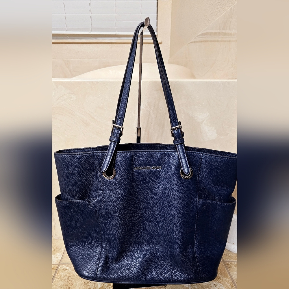 Authentic Michael Kors Leather Shoulder Bag